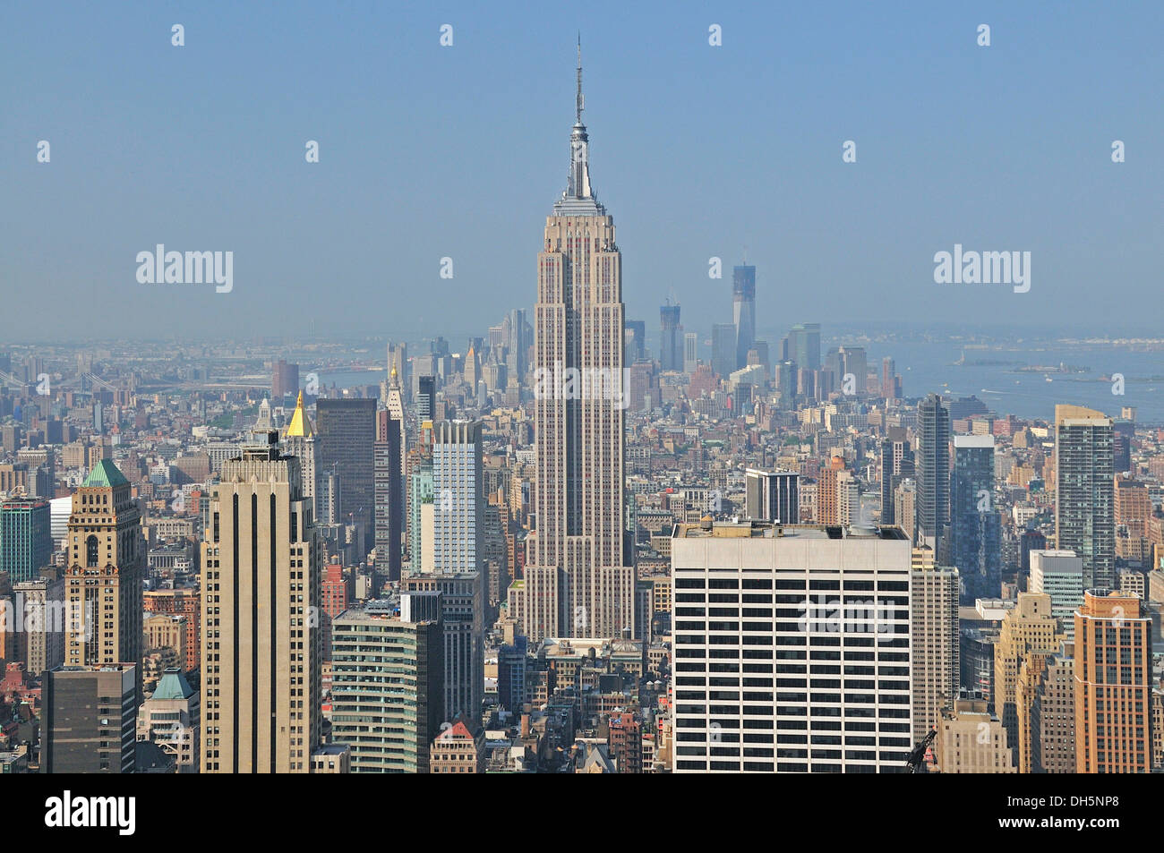 Blick vom Top of the Rock Aussichtsplattform des Rockefeller Center, Empire State Building in die Innenstadt Stockfoto