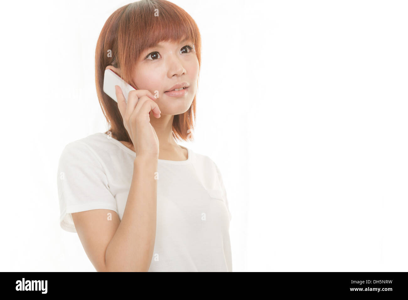 Asiatische Frauen halten schnurloses Telefon Stockfoto