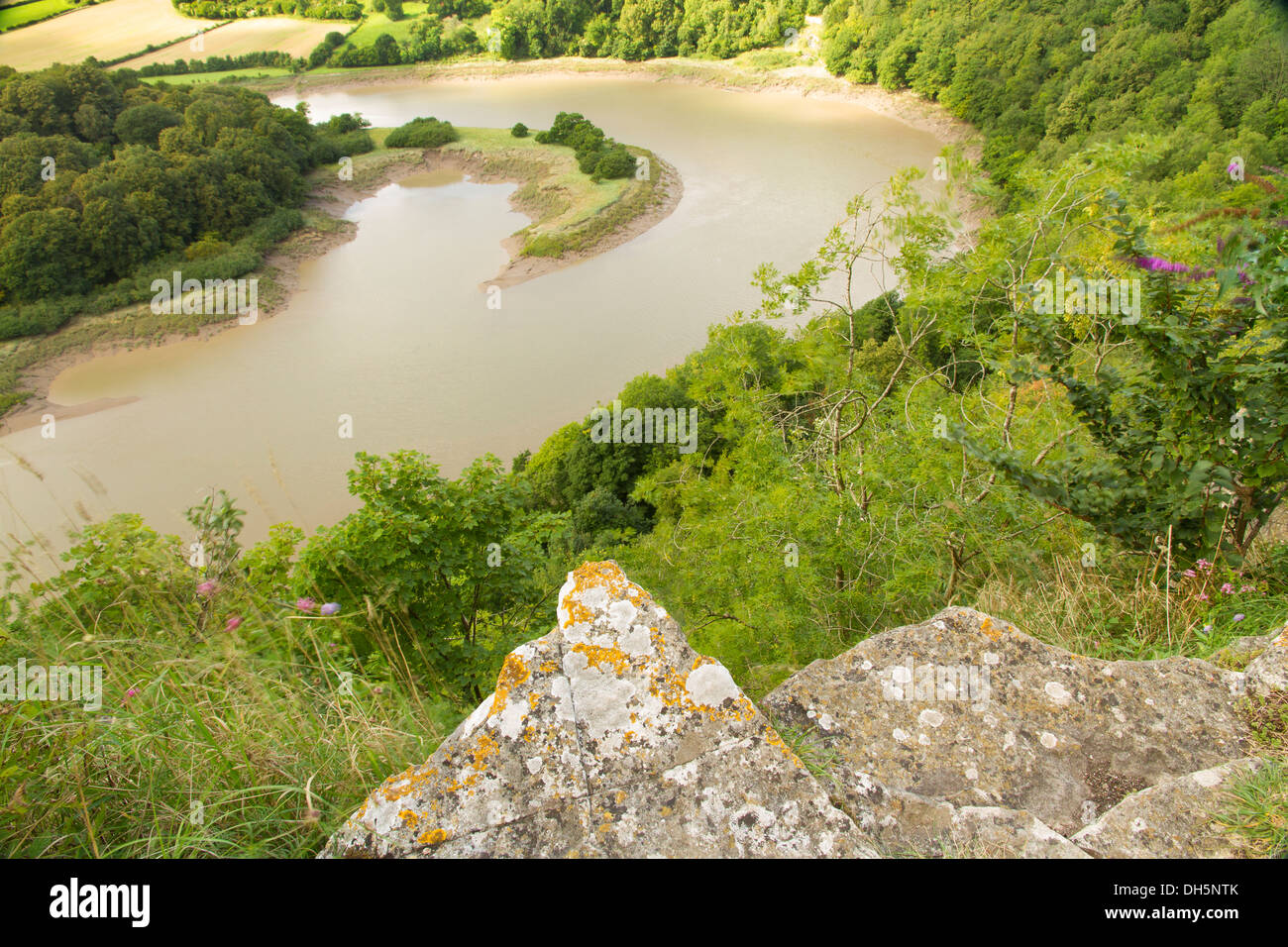 Blick hinunter auf die tidal River Wye aus Kalksteinfelsen der Wintour Sprung am Woodcroft, Gloucestershire, England, Vereinigtes Stockfoto