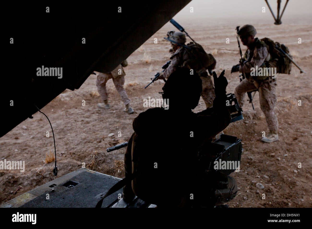 U.S. Marine Corps CPL. Ryan L. Avery, Center, eine Crew Chief mit Marine schwere Hubschrauber Geschwader 462 (HMH-462), signalisiert einen Frieden Stockfoto