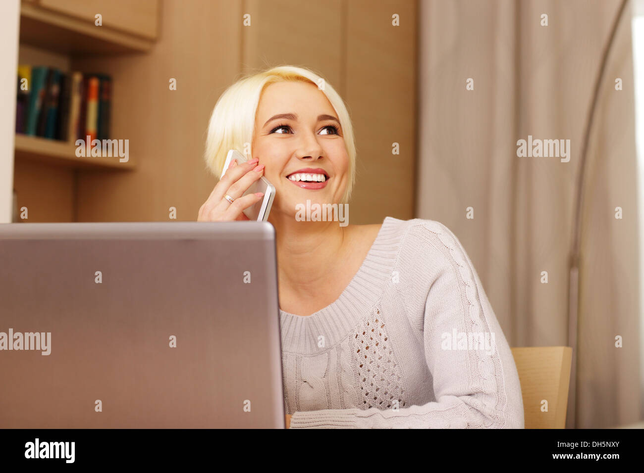 Glücklich schöne Frau am Telefon zu Hause Stockfoto