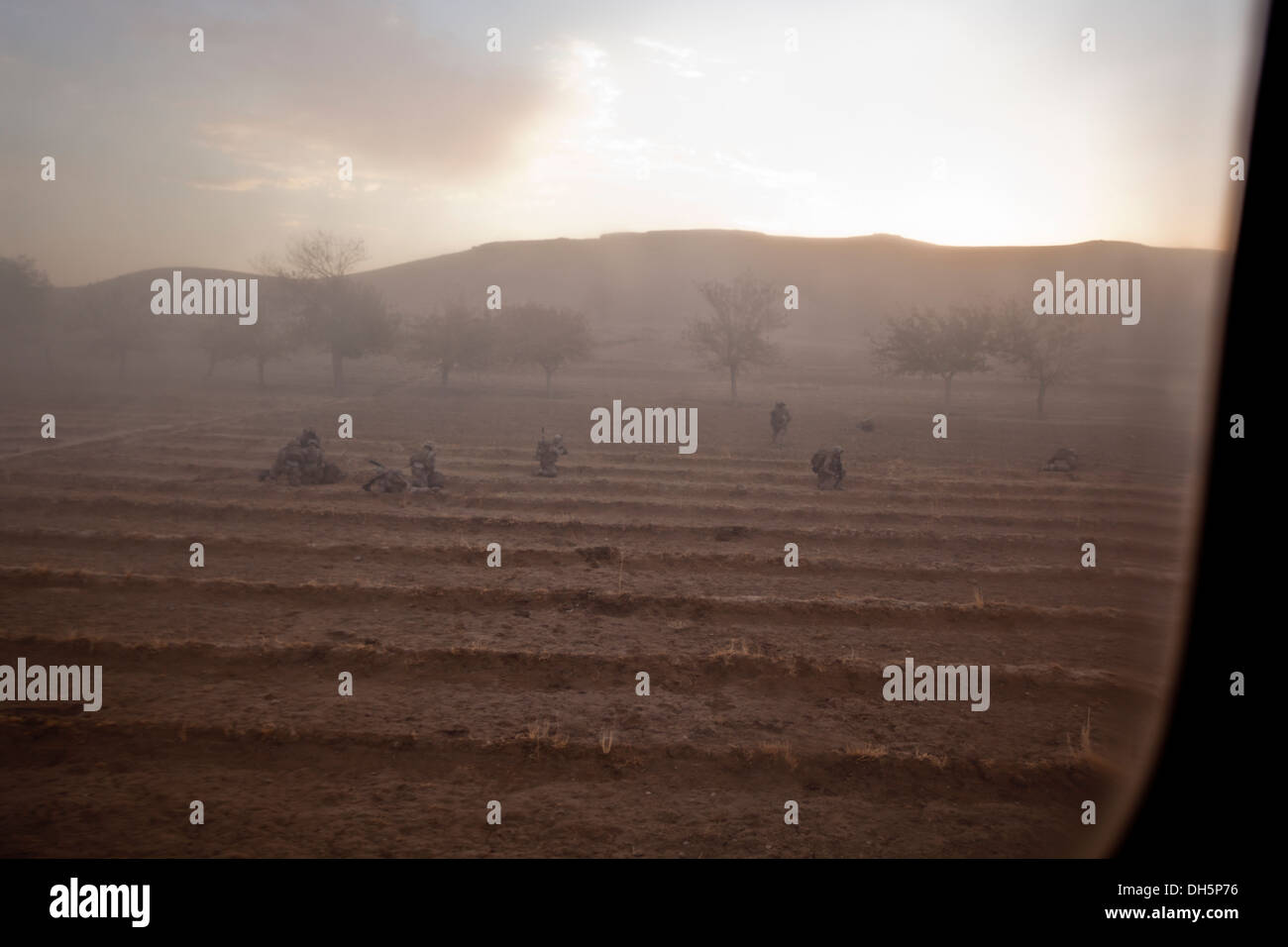 US-Marines mit Bravo Company, 1. Bataillon, 9. Marine Regiment (1/9), Bühne außerhalb einer CH-53E Super Stallion zugewiesen Marine schwere Hubschrauber Geschwader 462 (HMH-462) im Gurjat Village, Provinz Helmand, Afghanistan, 28. Oktober 2013. HMH-462 zur Verfügung gestellt eine Stockfoto