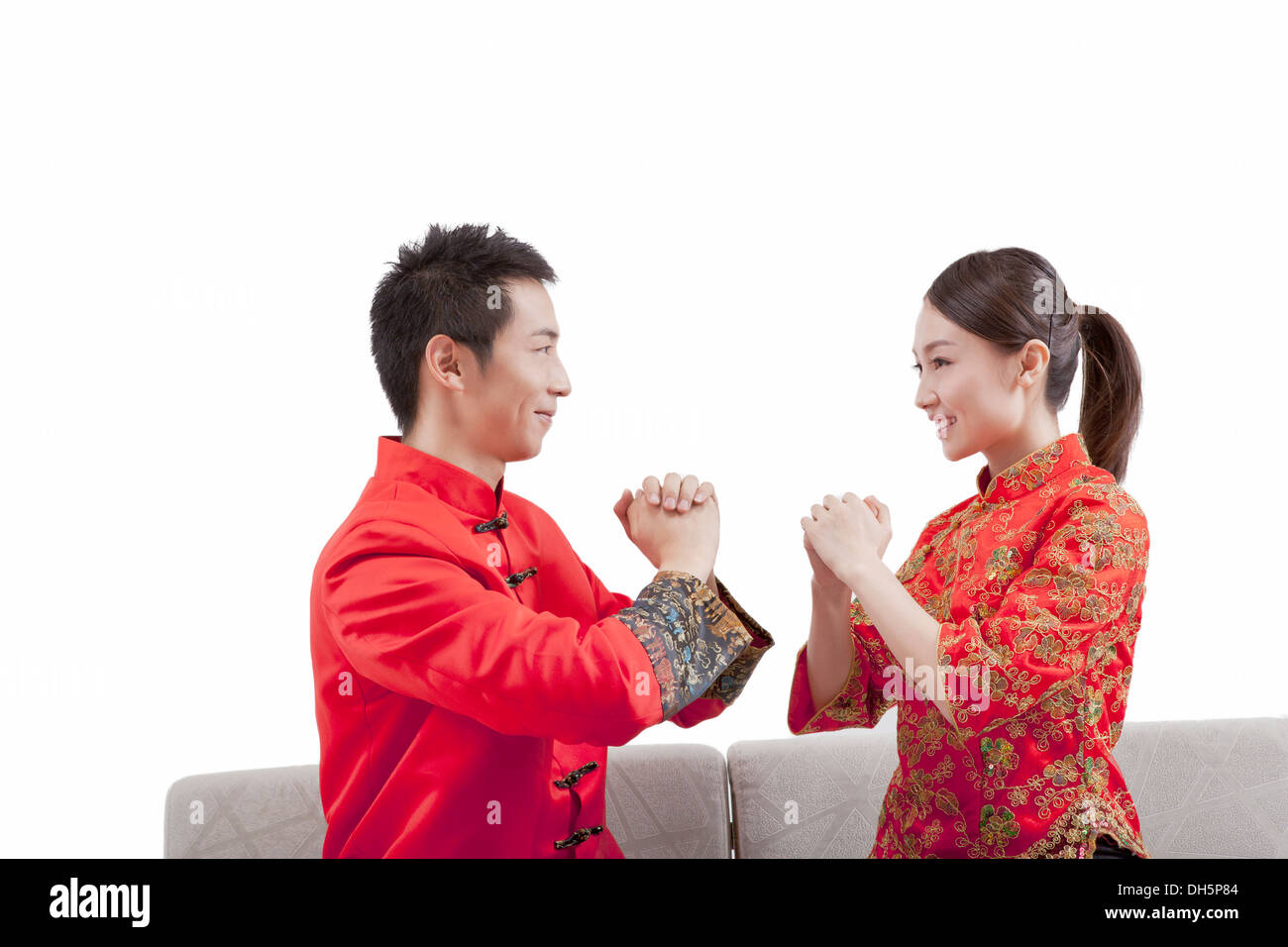 Junge Paare Kostüm um Neujahr zu tragen Stockfoto