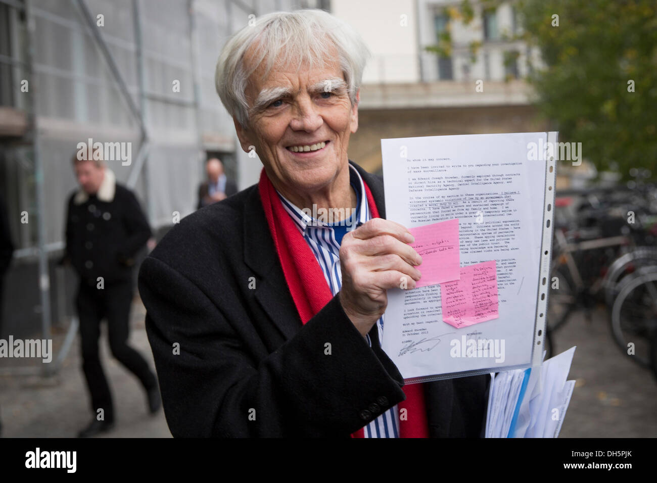 Berlin, Deutschland. 1. November 2013. Abgeordneter von Bündnis 90/die grünen Hans-Christian Stroebele hält den Brief, dass Edward Snowden gab ihm, die deutsche Regierung außerhalb des Gebäudes der Bundespressekonferenz in Berlin, Deutschland, 1. November 2013 zu übermitteln. Stroebele traf Snowden mit anderen Journalisten in Moskau. Foto: MICHAEL KAPPELER/Dpa/Alamy Live News Stockfoto