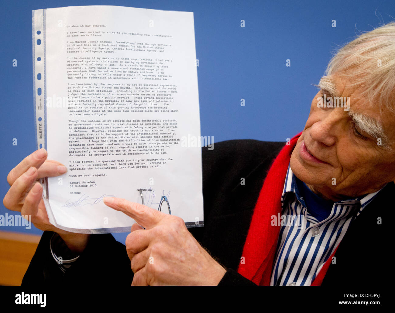 Berlin, Deutschland. 1. November 2013. Abgeordneter von Bündnis 90/die grünen Hans-Christian Stroebele hält den Brief, dass Edward Snowden gab ihm, die deutsche Regierung in das Gebäude der Bundespressekonferenz in Berlin, Deutschland, 1. November 2013 zu übermitteln. Stroebele traf Snowden mit anderen Journalisten in Moskau. Foto: KAY NIETFELD/Dpa/Alamy Live News Stockfoto