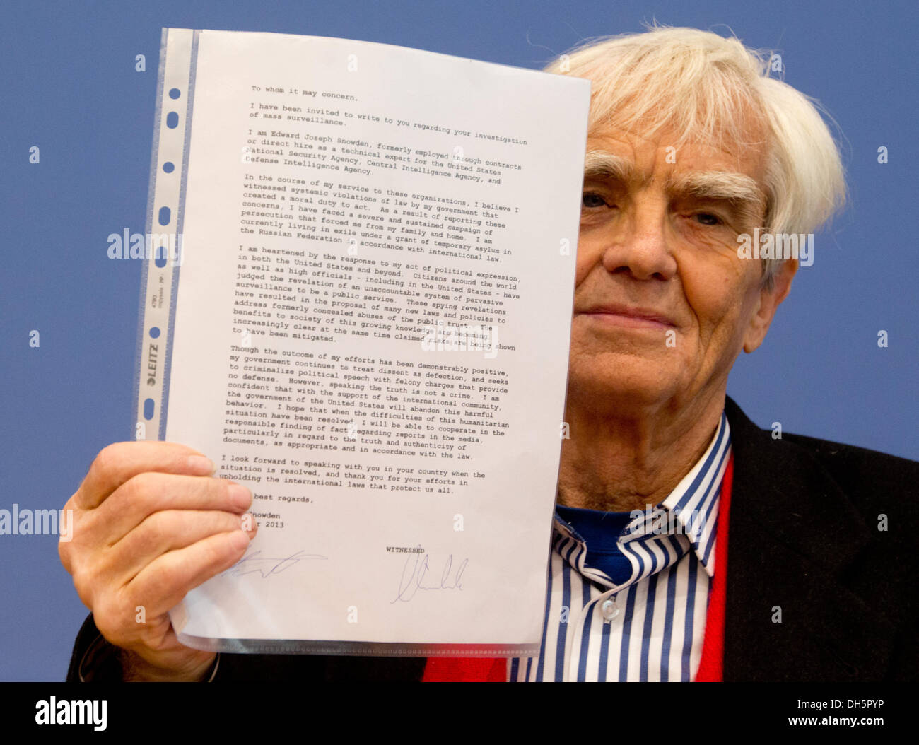 Berlin, Deutschland. 1. November 2013. Abgeordneter von Bündnis 90/die grünen Hans-Christian Stroebele hält den Brief, dass Edward Snowden gab ihm, die deutsche Regierung in das Gebäude der Bundespressekonferenz in Berlin, Deutschland, 1. November 2013 zu übermitteln. Stroebele traf Snowden mit anderen Journalisten in Moskau. Foto: KAY NIETFELD/Dpa/Alamy Live News Stockfoto