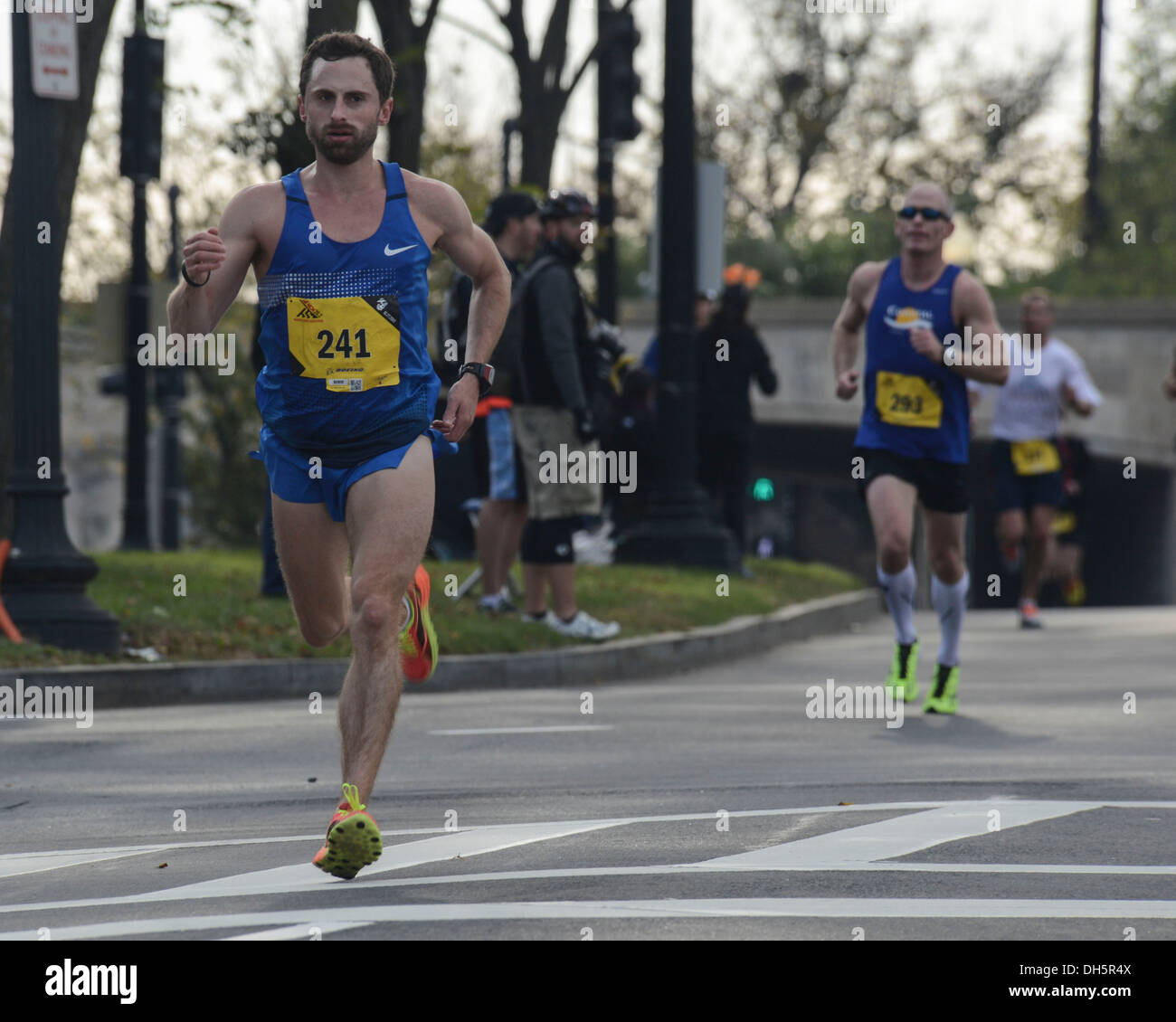 Läufer Jeff Savage beteiligt sich an der dreißig - achte jährliche Marine Corps Marathon, 27. Oktober 2013. Bekannt als "The People Marathon", zog das 26,2 Meilen-Rennen, bewertet den 3. größte Marathon in den Vereinigten Staaten im Jahr 2012, 30.000 Teilnehmer. Stockfoto