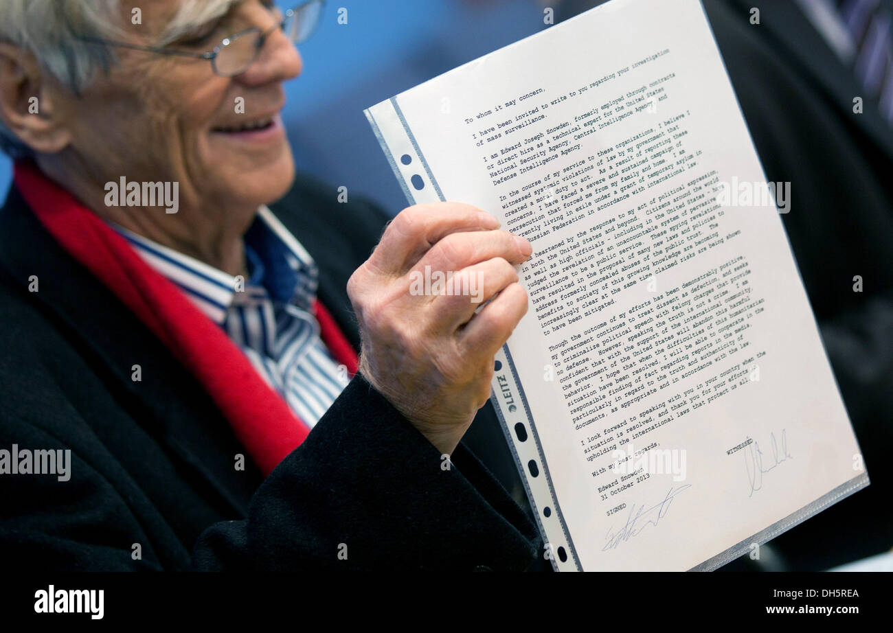 Berlin, Deutschland. 1. November 2013. Abgeordneter von Bündnis 90/die grünen Hans-Christian Stroebele hält den Brief, dass Edward Snowden gab ihm, die deutsche Regierung in das Gebäude der Bundespressekonferenz in Berlin, Deutschland, 1. November 2013 zu übermitteln. Stroebele traf Snowden mit anderen Journalisten in Moskau. Foto: Michael Kappeler/Dpa/Alamy Live News Stockfoto