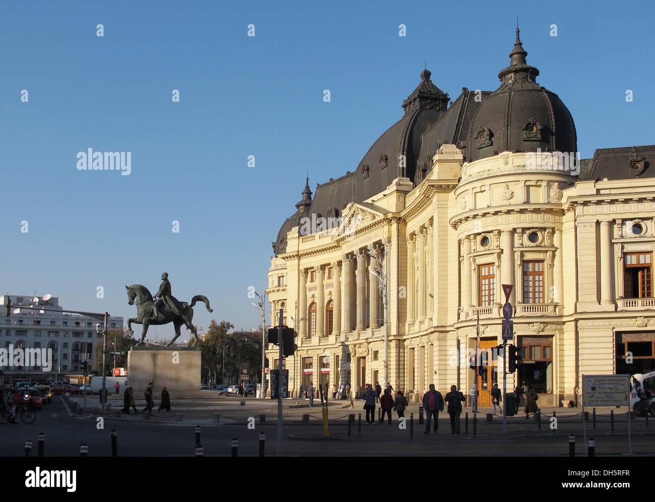 Bukarest, Rumänien. 23. Oktober 2013. Die zentrale Universitätsbibliothek mit der Reiterstatue von König Carol I. of Romania, im Zentrum von Bukarest, 23. Oktober 2013. Foto: Jens Kalaene/Dpa/Alamy Live News Stockfoto