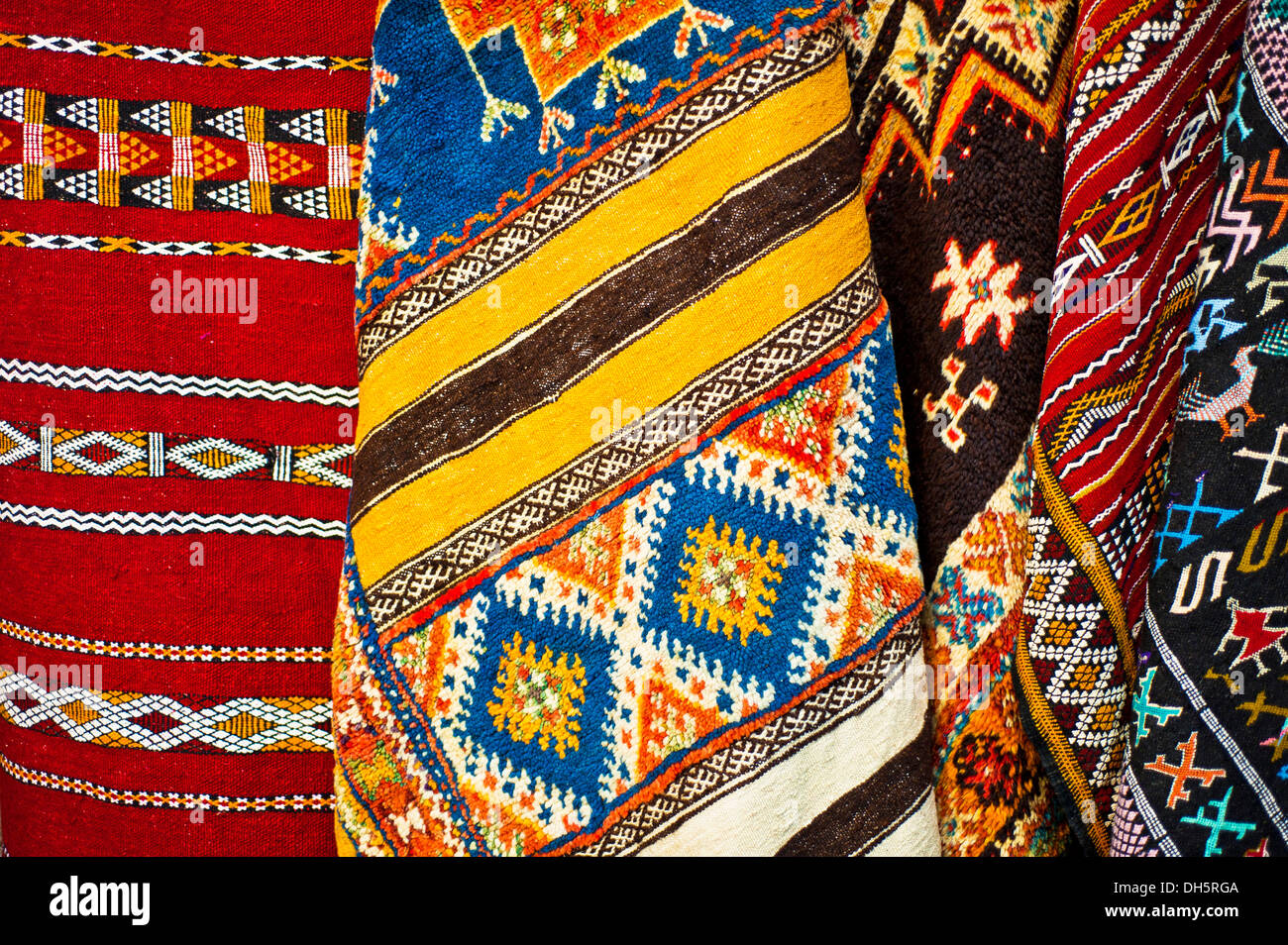 Teppiche oder Teppiche mit traditionellen Muster der Araber und Berber Leute, zum Verkauf in den Souk Basar Bereich, Marokko, Afrika Stockfoto