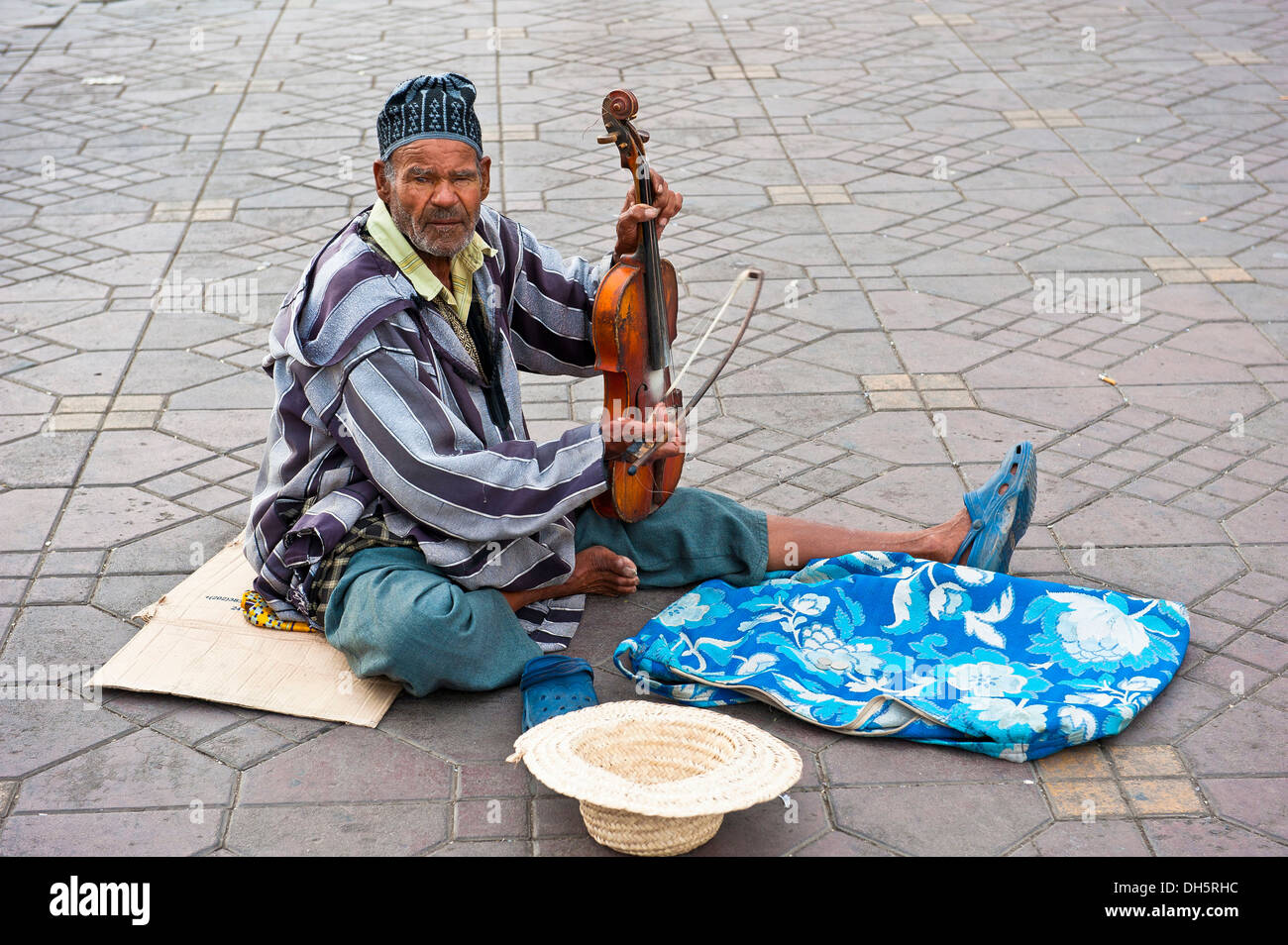 Älterer Mann, Straßenmusiker, Geigenspiel in Djemaa el Fna entfernt, Platz der erhängte, Marrakesch, Marokko, Afrika Stockfoto