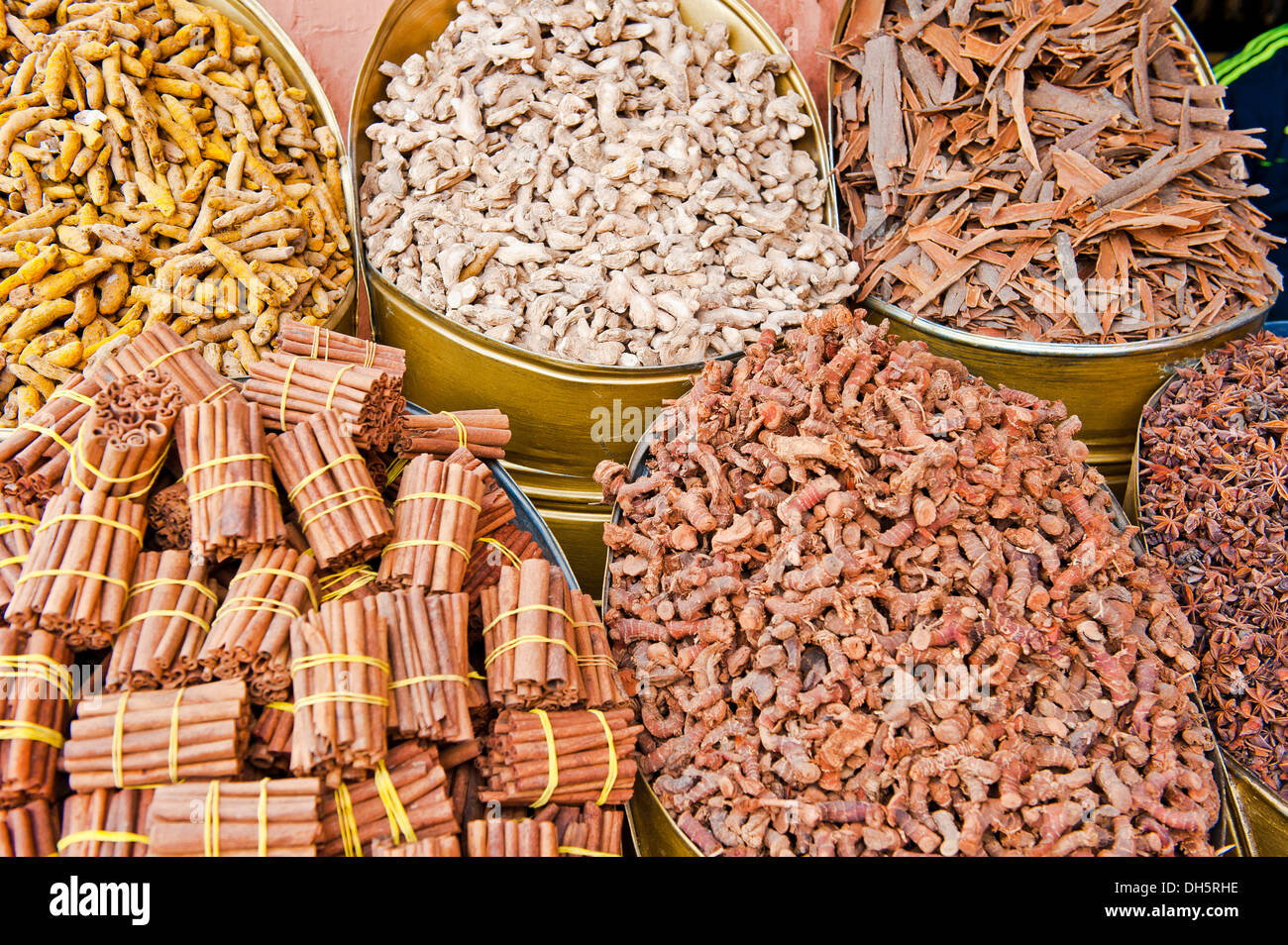 Verschiedene Gewürze werden in einem Stall in den Souks, Bazar, Marrakesch, Marokko, Afrika verkauft. Stockfoto