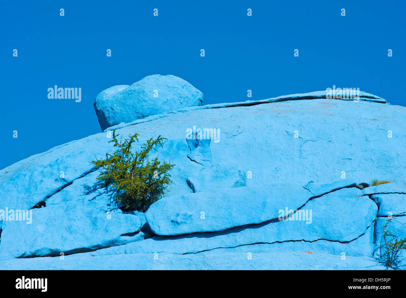 Gemalte Felsen, Felsmalereien des belgischen Künstlers Jean Verame in der Nähe von Tafraoute, Anti-Atlas-Gebirge, Südmarokko Stockfoto