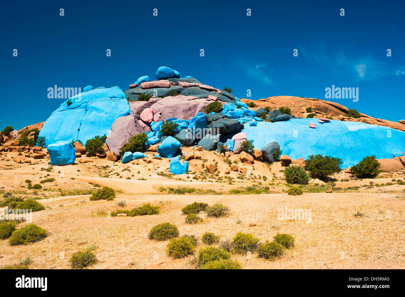 Gemalte Felsen, Felsmalereien des belgischen Künstlers Jean Verame in der Nähe von Tafraoute, Anti-Atlas-Gebirge, Südmarokko Stockfoto