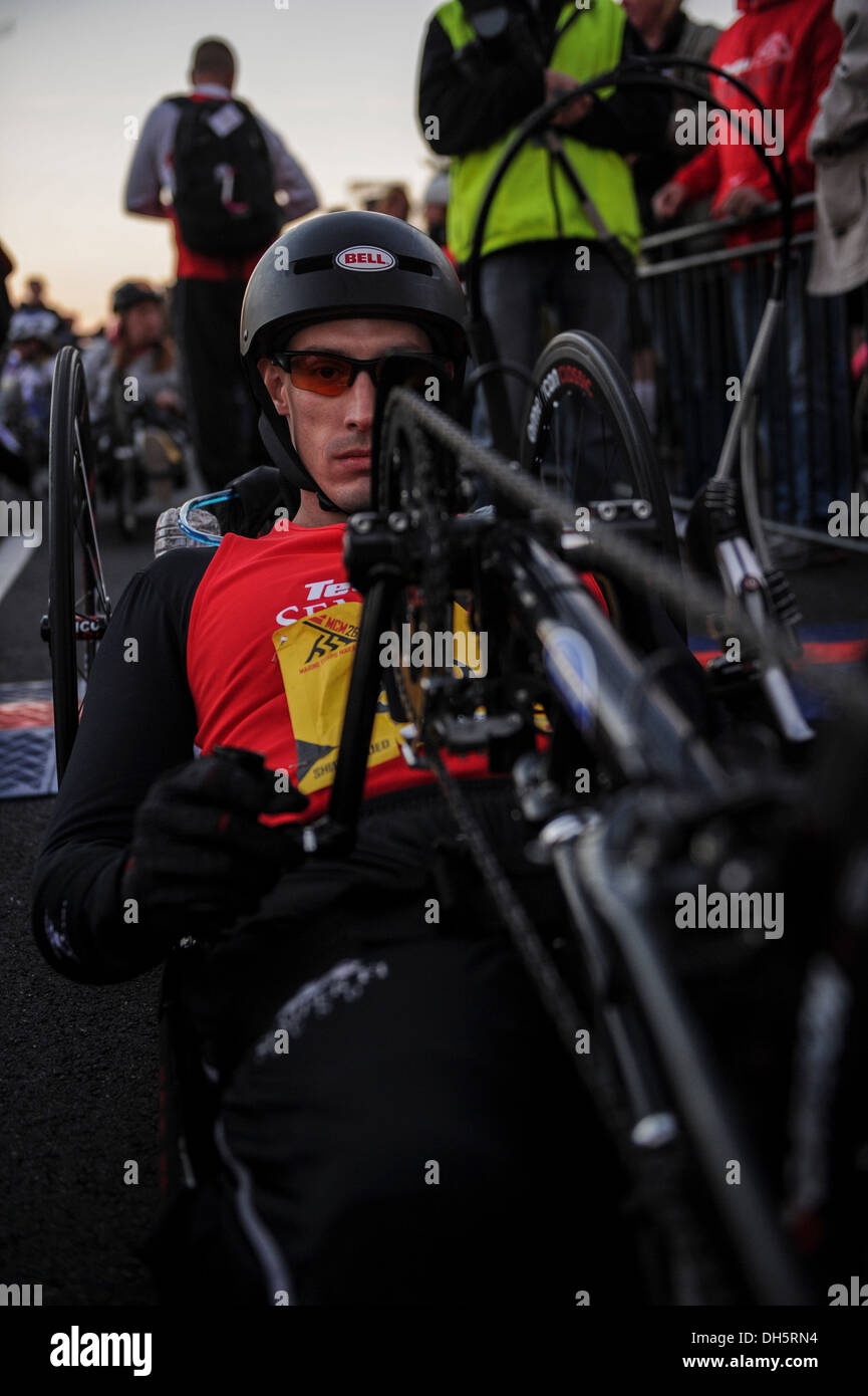 Radrennfahrer Johnny Jones von Semper Fi-Team beteiligt sich zum 2.Mal in der 38. jährliche Marine Corps Marathon am 27. Oktober 2013 in Arlington, Va statt und führt durch historische Washington, DC. Bekannt als "The People Marathon," das 26,2 Meilen-Rennen, bewertet Stockfoto