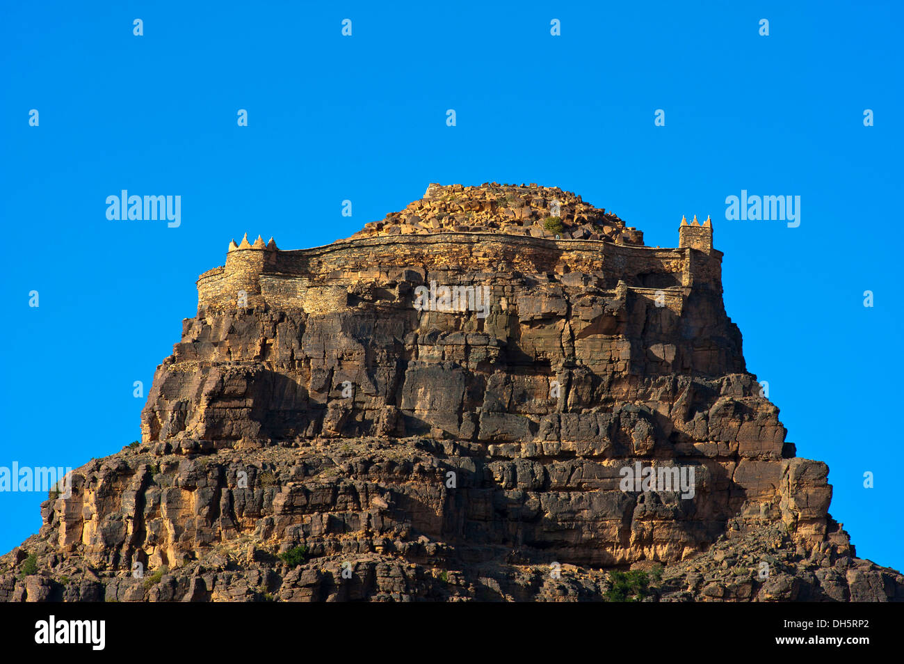 Die beeindruckende Agadir Id Aissa, befestigte Burg auf einer Felsspitze, Amtoudi, Anti-Atlas oder weniger Atlas Gebirge, Südmarokko Stockfoto