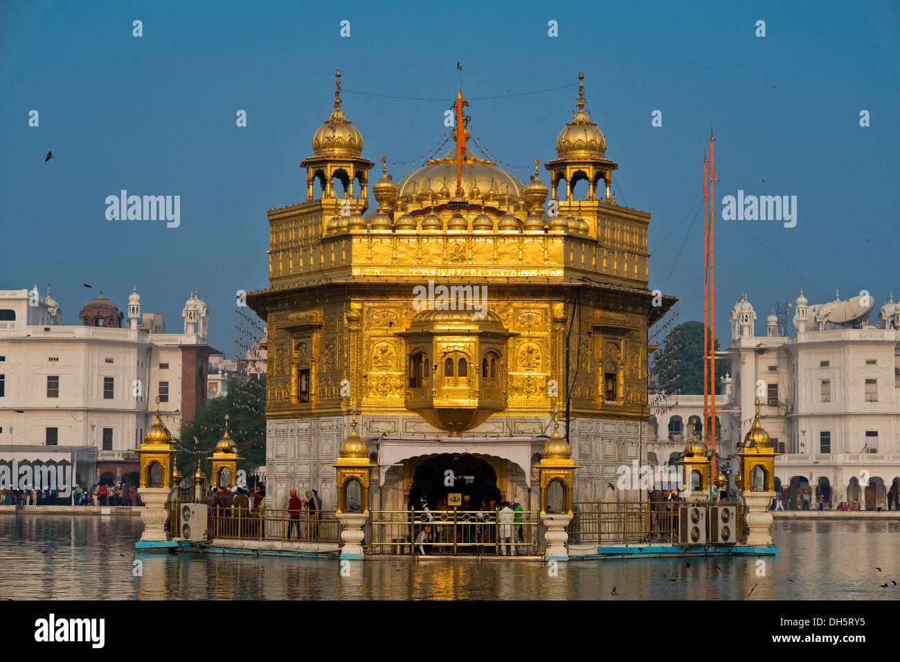Harmandir Sahib oder Hari Mandir oder goldenen Tempel, auf dem Amrit Sagar oder heilige See, der wichtigsten Sikh-Tempel, Amritsar Stockfoto