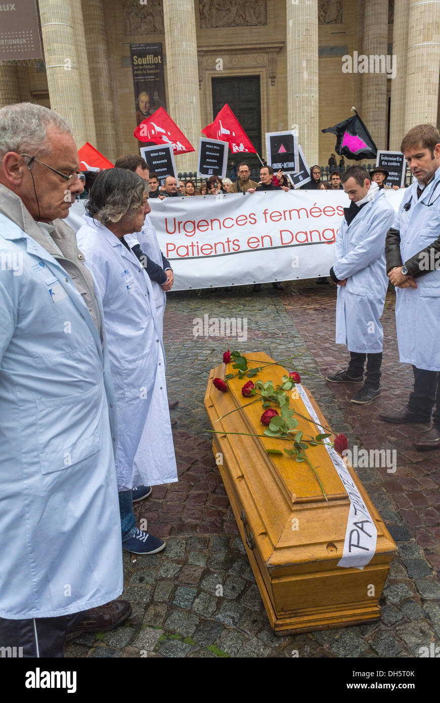 Paris, Frankreich, französische Gesundheitsarbeiter und AIDS-Aktivisten protestieren gegen die Schließung eines Pariser Krankenhauses, Kasket, Act up-Paris, sozialer Protest auf der Straße Stockfoto