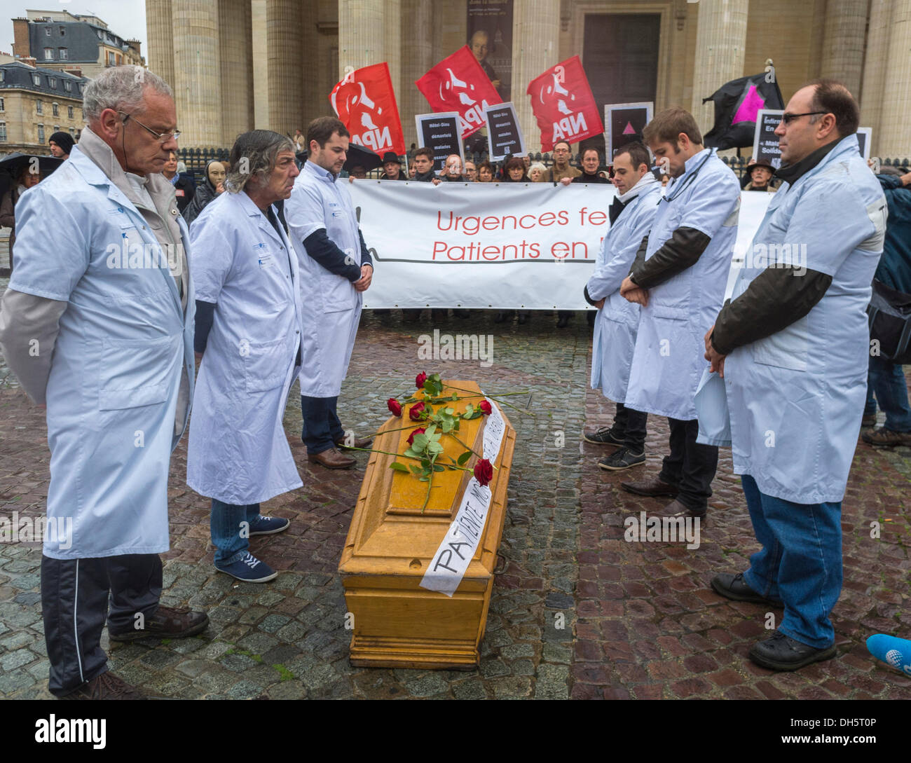 Paris, Frankreich, Demonstration der französischen Gesundheitsarbeiter-Gruppe, Protestschließung eines Pariser Krankenhauses, Kasket auf der Straße, Krankenschwester Stockfoto