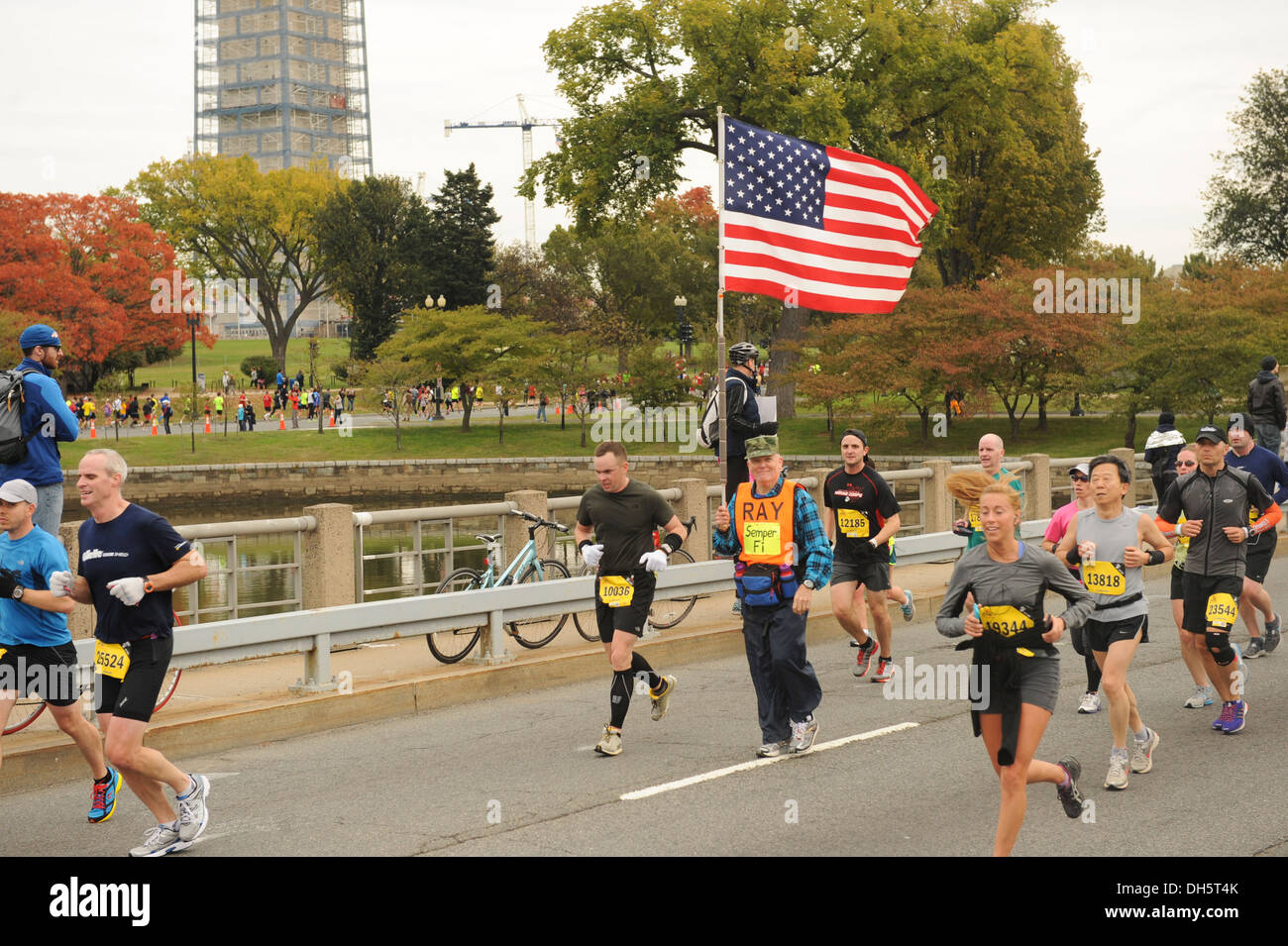 Ray De Frees Flagge der Nation im Laufe des 38. jährliche Marine Corps Marathon, Washington D.C., 27. Oktober 2013. Bekannt als "The People Marathon", zog das 26,2 Meilen-Rennen, bewertet den 3. größte Marathon in den Vereinigten Staaten im Jahr 2012, 30,0 Stockfoto