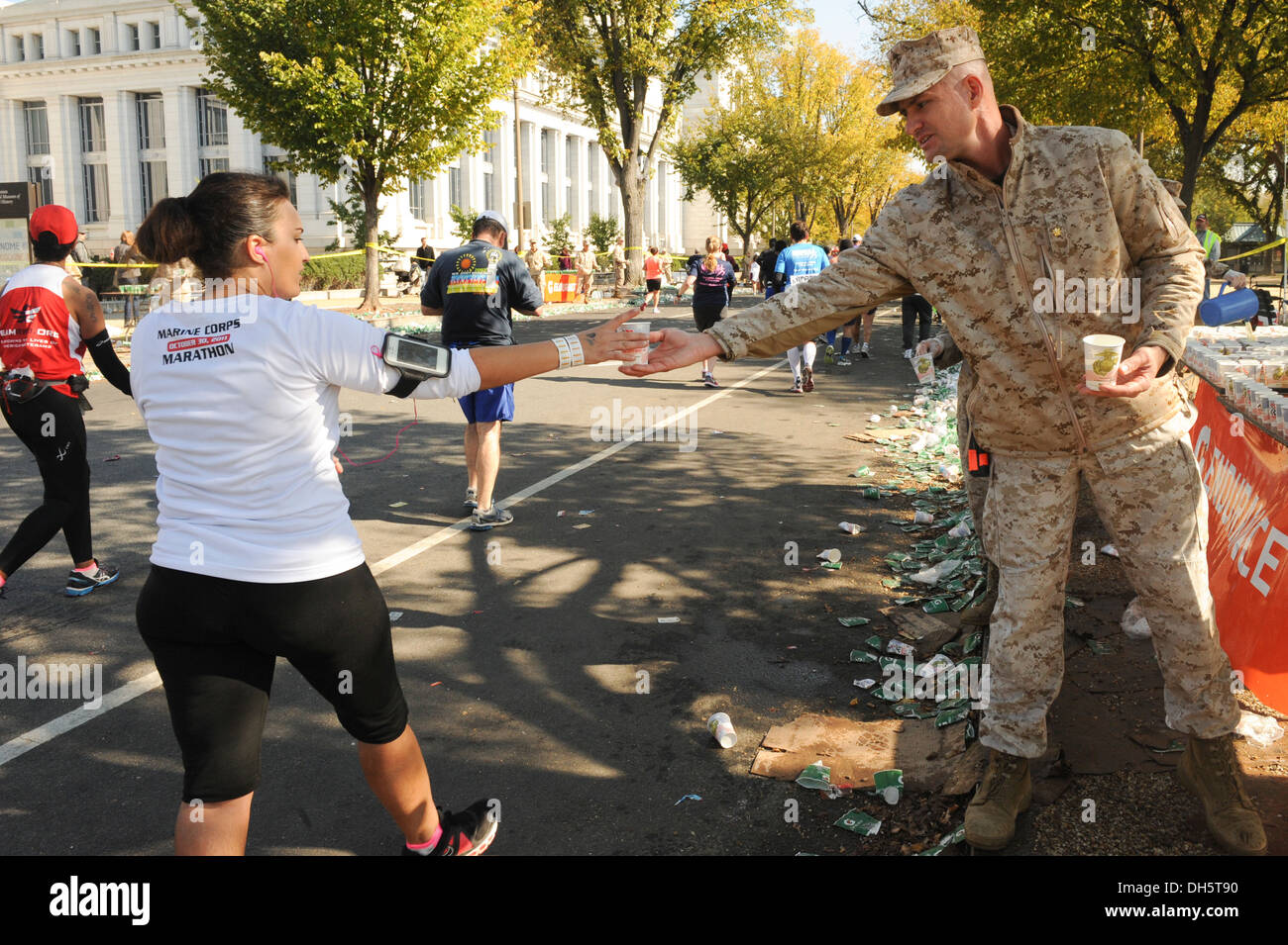 Major Timothy Smith verteilt Gatoraid an die Teilnehmer des 38. jährliche Marine Corps Marathon, Washington D.C., 27. Oktober 2013. Major Smith ist die Bekämpfung der Entwicklung Kompaniechef, Sitz und Service Battalion, Marine Corps Base Quantico, Virginia. Stockfoto