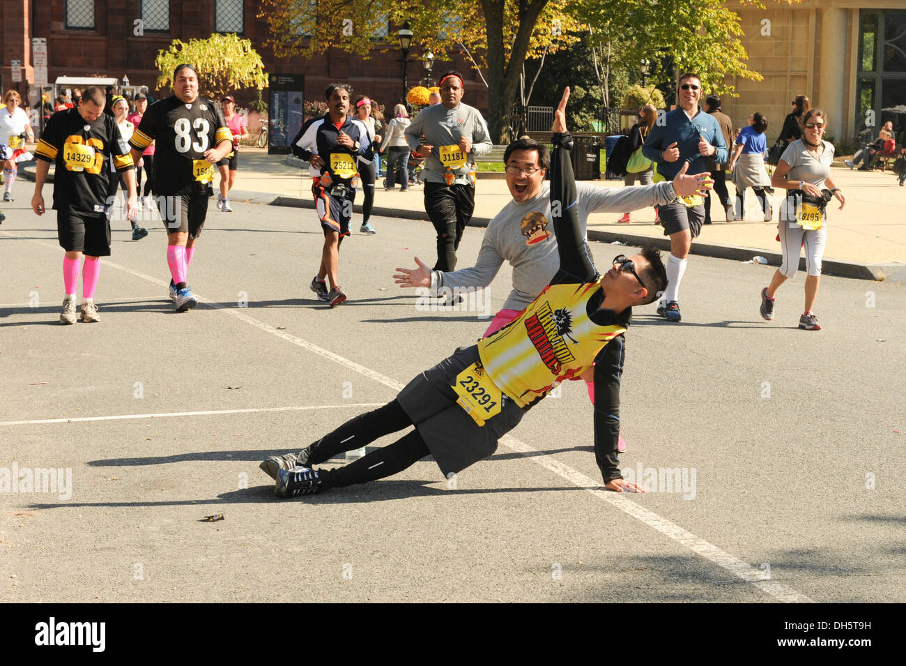 Louie Sariano, Startnummer 23291, stellt sich im Verlauf des 38. jährliche Marine Corps Marathon, Washington D.C., Okt. 27, bekannt als "The People Marathon," das 26,2 Meilen-Rennen den 3. größte Marathon in den Vereinigten Staaten im Jahr 2012 bewertet zog 30.000 par Stockfoto