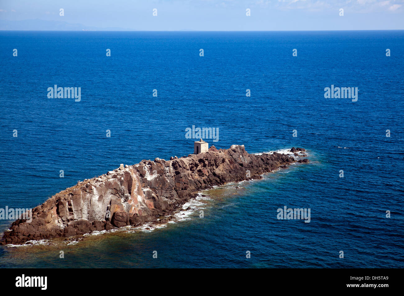 Kleiner Schrein Altar auf kleine Insel am Punta Coltellazzo von Capo di Pula Turm an Nora Ruinen - Sardinien Stockfoto