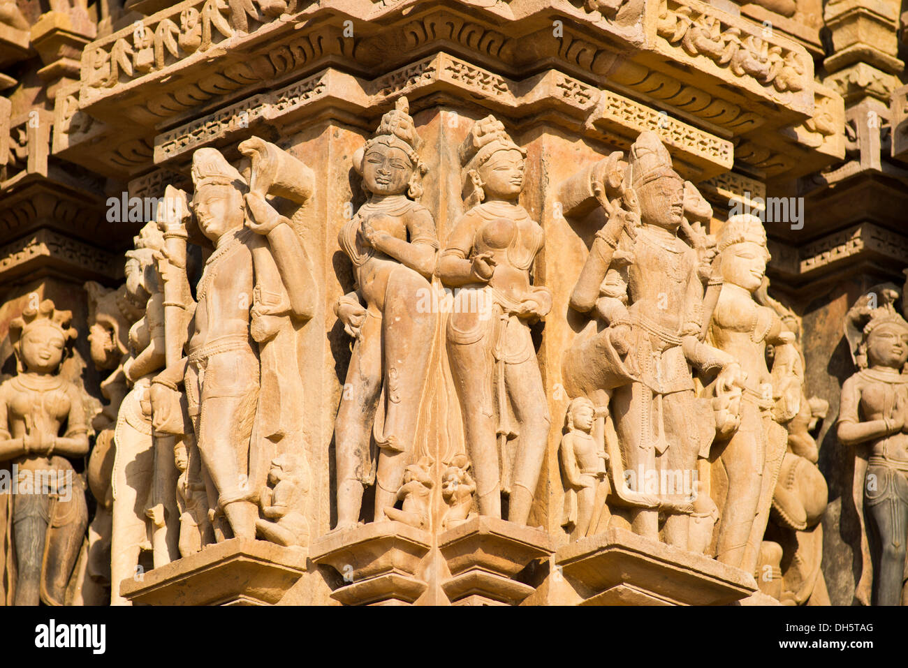 Skulpturen von Menschen und Göttern an der Fassade des Tempels Kandariya Mahadeva, Khajuraho Gruppe von Denkmälern Stockfoto