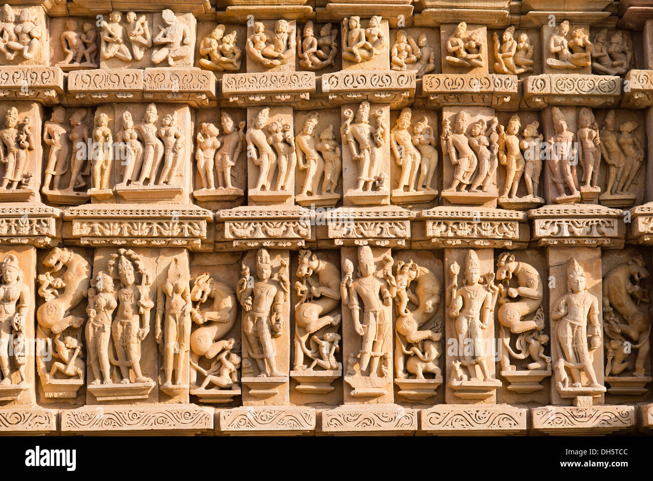 Relief-Skulpturen der Götter und Menschen an der Fassade des Parshvanath Tempel, östliche Gruppe, Jain-Tempel Stockfoto