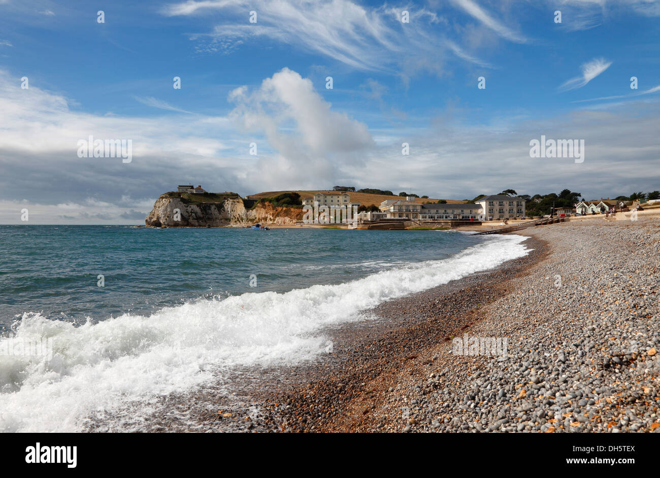 Wellen brechen sich am Strand Freshwater Bay Isle Of Wight Hampshire England Stockfoto