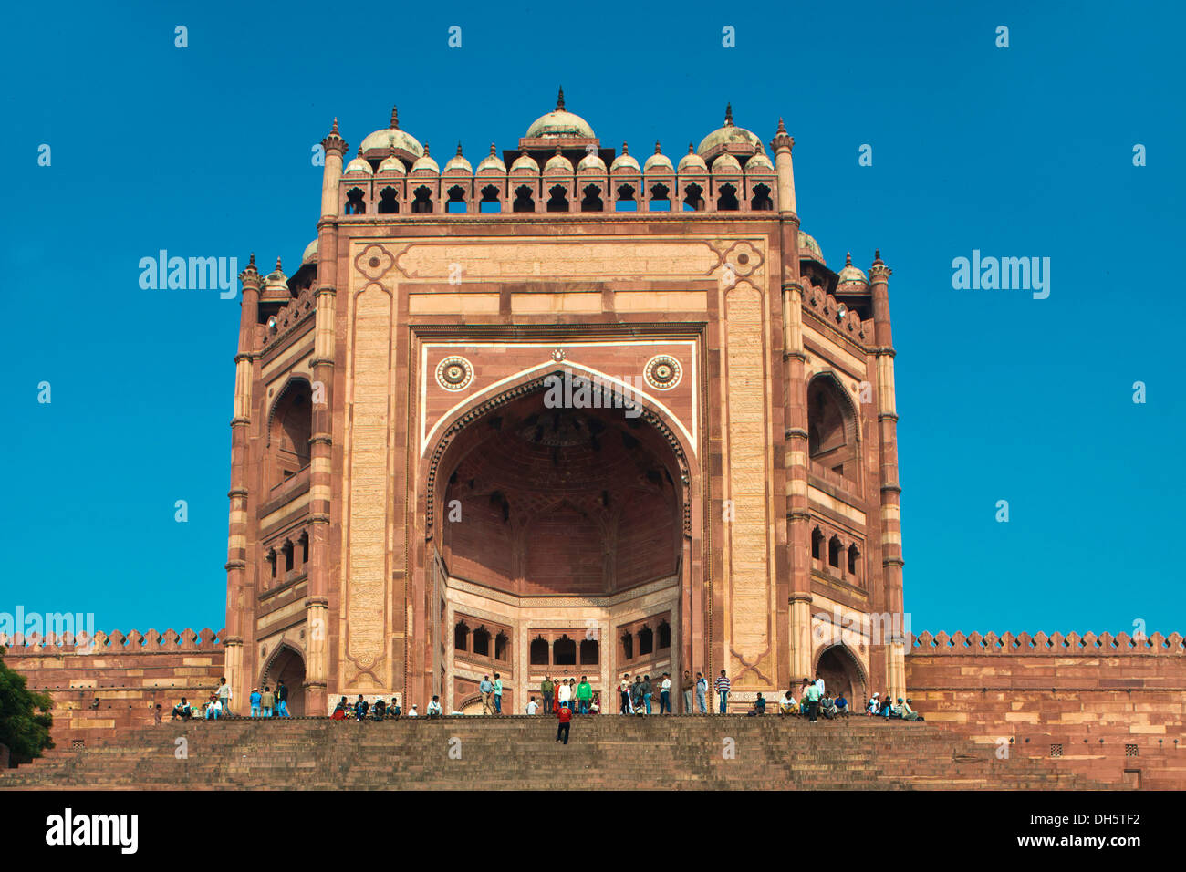 Beeindruckende, riesige Eingang Tor zu Buland Darwaza, auch Siegestor für die Jami Masjid Moschee Stockfoto