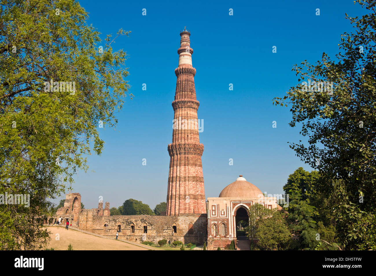 Siegessäule und das Qutb Minar oder Qutub Minar Minarett des muslimischen Herrschers Qutb-Ud-Din-Aybak, ein Zeichen seines Sieges über die Stockfoto