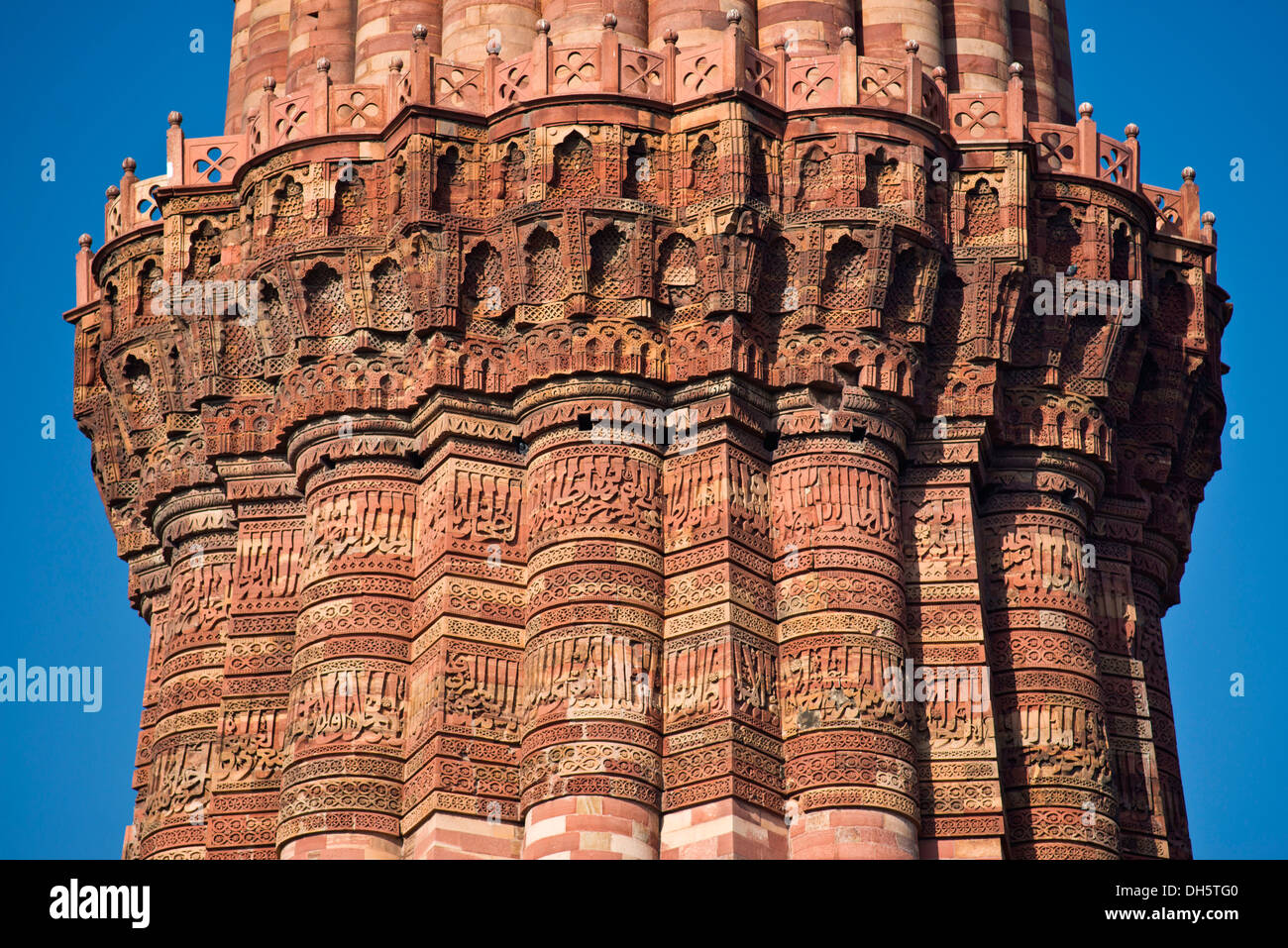Detail, Reliefs, Ornamente und kalligraphischen Inschriften, Suren aus dem Koran auf die Siegessäule und das Qutub Minar Minarett Stockfoto