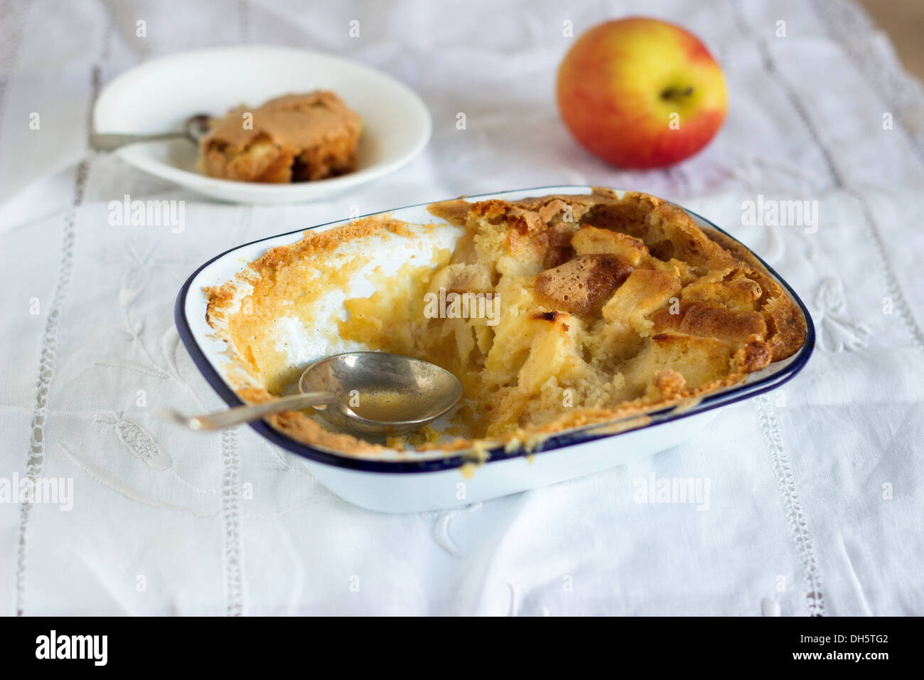 Apfelkuchen in der Auflaufform Emaille Stockfoto