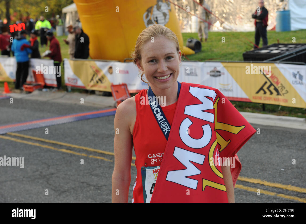 Susanna Sullivan, erste weibliche Finisher des Marine Corps Marathon 10K, posiert für die Fotografen und Medien nach ihrem Abschluss des Kurses, Washington, D.C., 27. Oktober 2013. Bekannt als "The People Marathon," das 26,2 Meilen-Rennen, bewertete die 3. larges Stockfoto