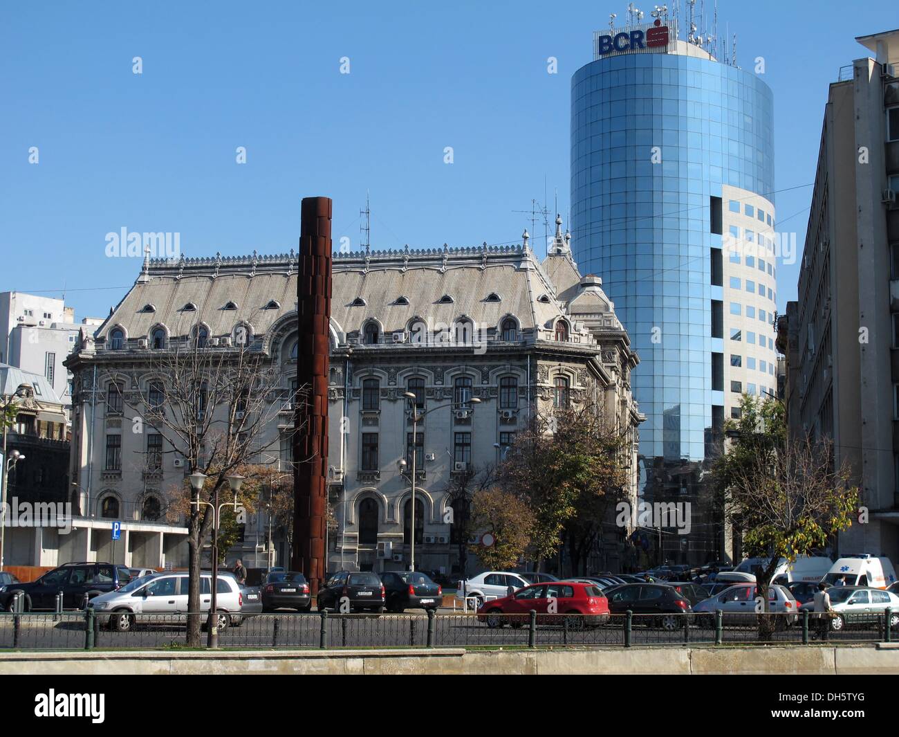 Bukarest, Rumänien. 23. Oktober 2013. Eine Metall Säule ist ein Teil von das Holocaust-Denkmal im Zentrum von Bukarest, 23. Oktober 2013. Das Denkmal wurde nach einem Plan von Scupltor Peter Jacobi für die über 280,000 Tote Juden erhoben. Foto: Jens Kalaene/Dpa/Alamy Live News Stockfoto