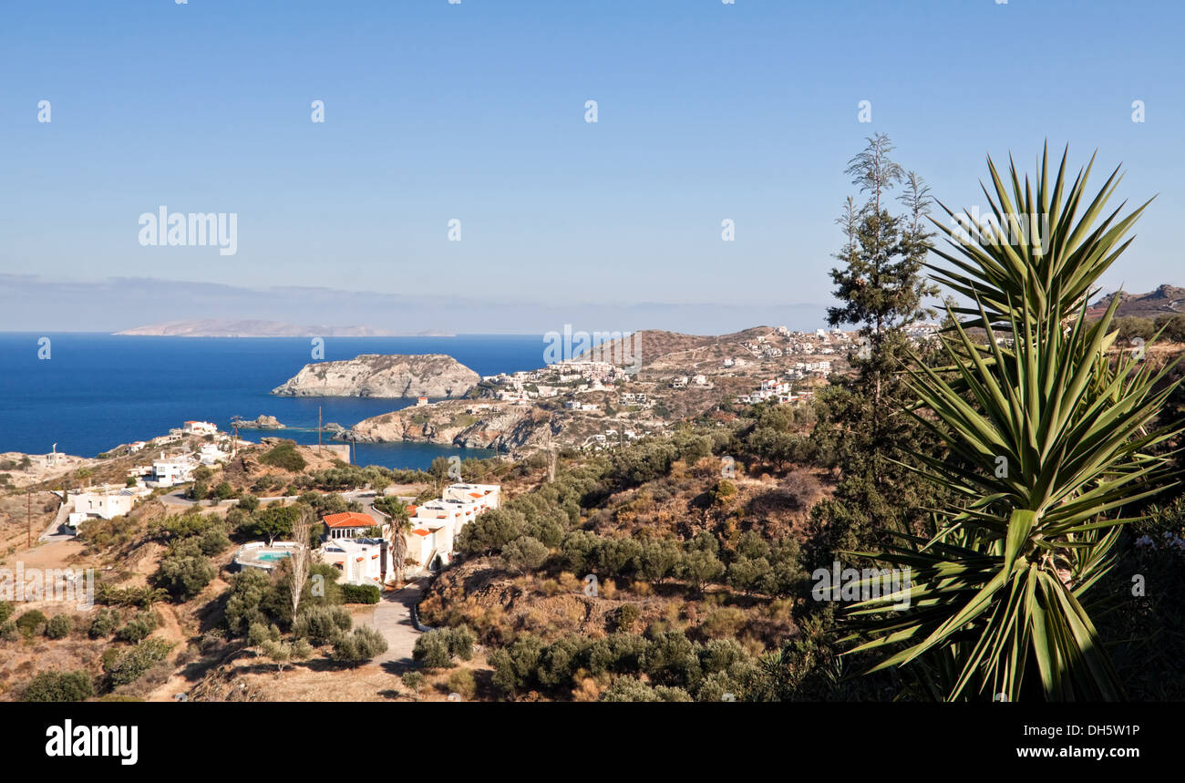 Küste von Zentralkreta mit neuen Entwicklungen, die direkt am Mittelmeer, Panormo, Rethymnon Region, Griechenland. Stockfoto