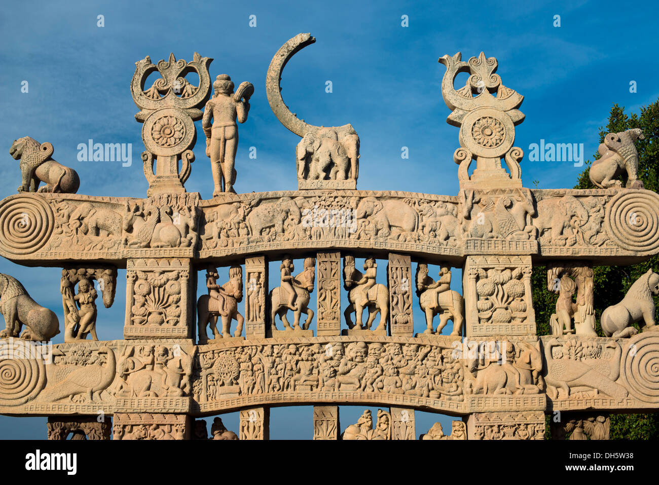 Toran oder heilige Tor mit Steinreliefs an die buddhistische Stupa, Stupa Nr. 1, eine große Stupa vom 2. Jahrhundert v. Chr., UNESCO-Welt Stockfoto