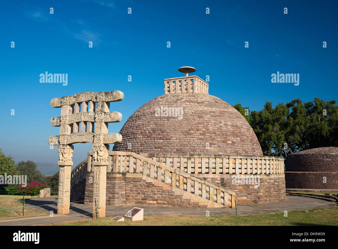 Toran oder heilige Tor mit Steinreliefs an die buddhistische Stupa, Stupa Nr. 1, eine große Stupa vom 2. Jahrhundert v. Chr., UNESCO-Welt Stockfoto
