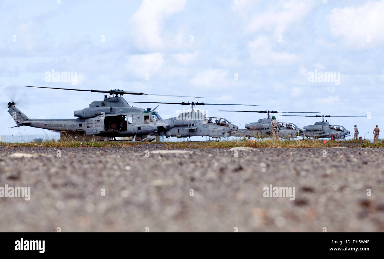 US-Marines mit Marine Wing Support Detachment (MWSD) 24, finish Betankung AH-1W Hubschrauber während einer Übung die MWSD 24 s dual vorwärts Bewaffnung und Betankung Punkt (FARP) Fähigkeiten auf Westfield Flugplatz an Bord der Marine Corps Air Station zeigt Stockfoto