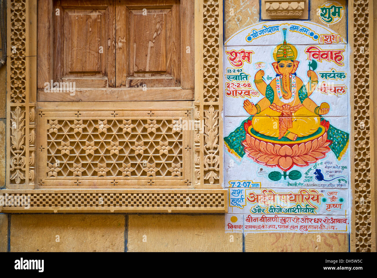 Geschmückte Sandsteinfassade ein Fenster öffnen und ein Bildnis von der Hindu-Gottheit Ganesha, der elefantenköpfige Gott, Jaisalmer Stockfoto