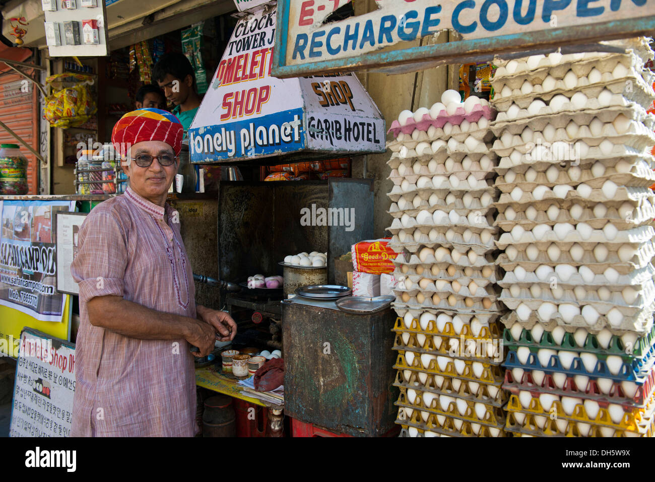 Ramkishan Gawlani, bekannt als The Omelett Mann von Jodhpur, stehend auf seinem Omelett Stall, Jodhpur, Rajasthan, Indien Stockfoto