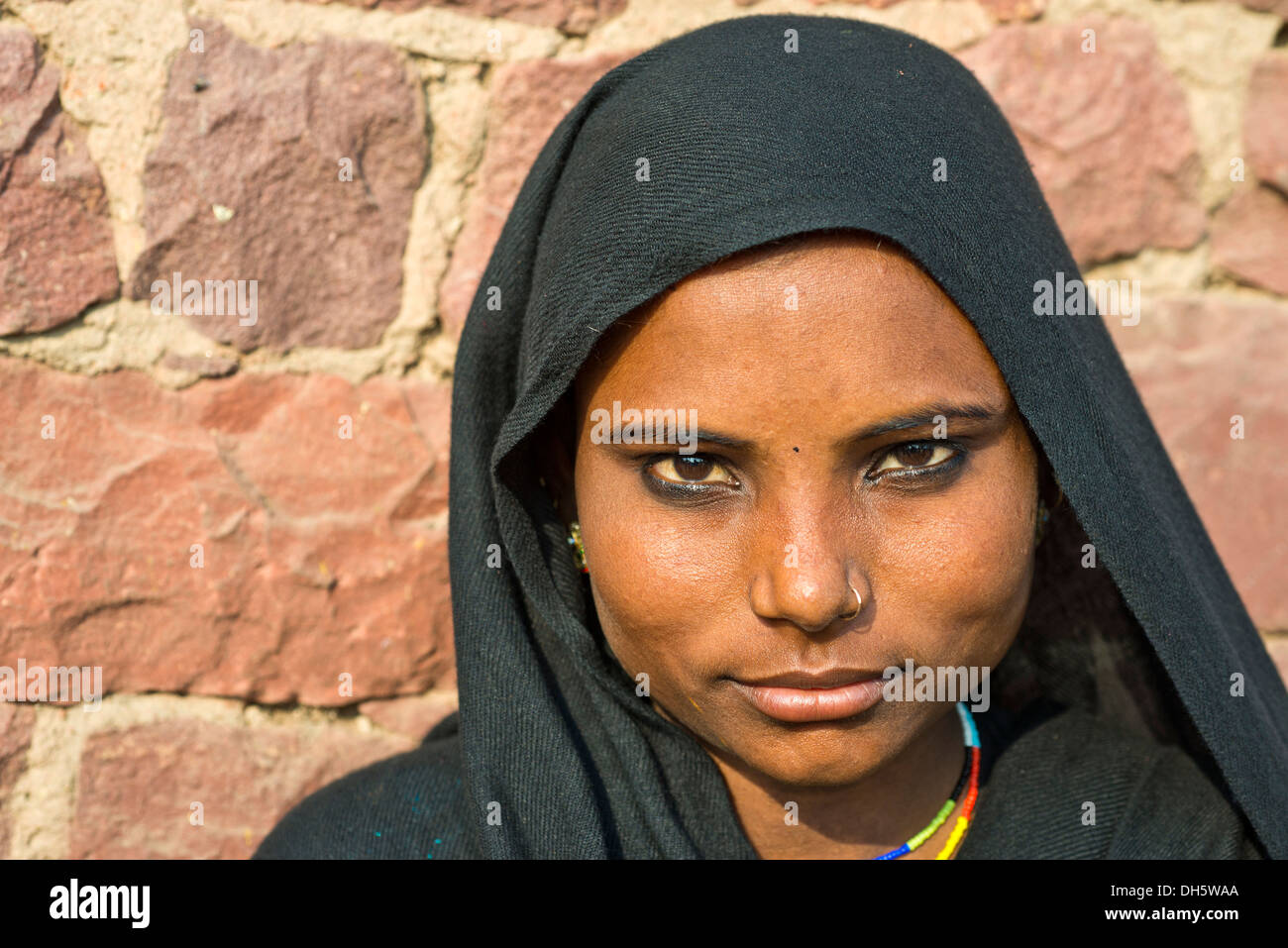 Junge indische Frau trägt ein schwarzes Kopftuch und eine Nase ring, Porträt, Fatehpur Sikri, Uttar Pradesh, Indien Stockfoto