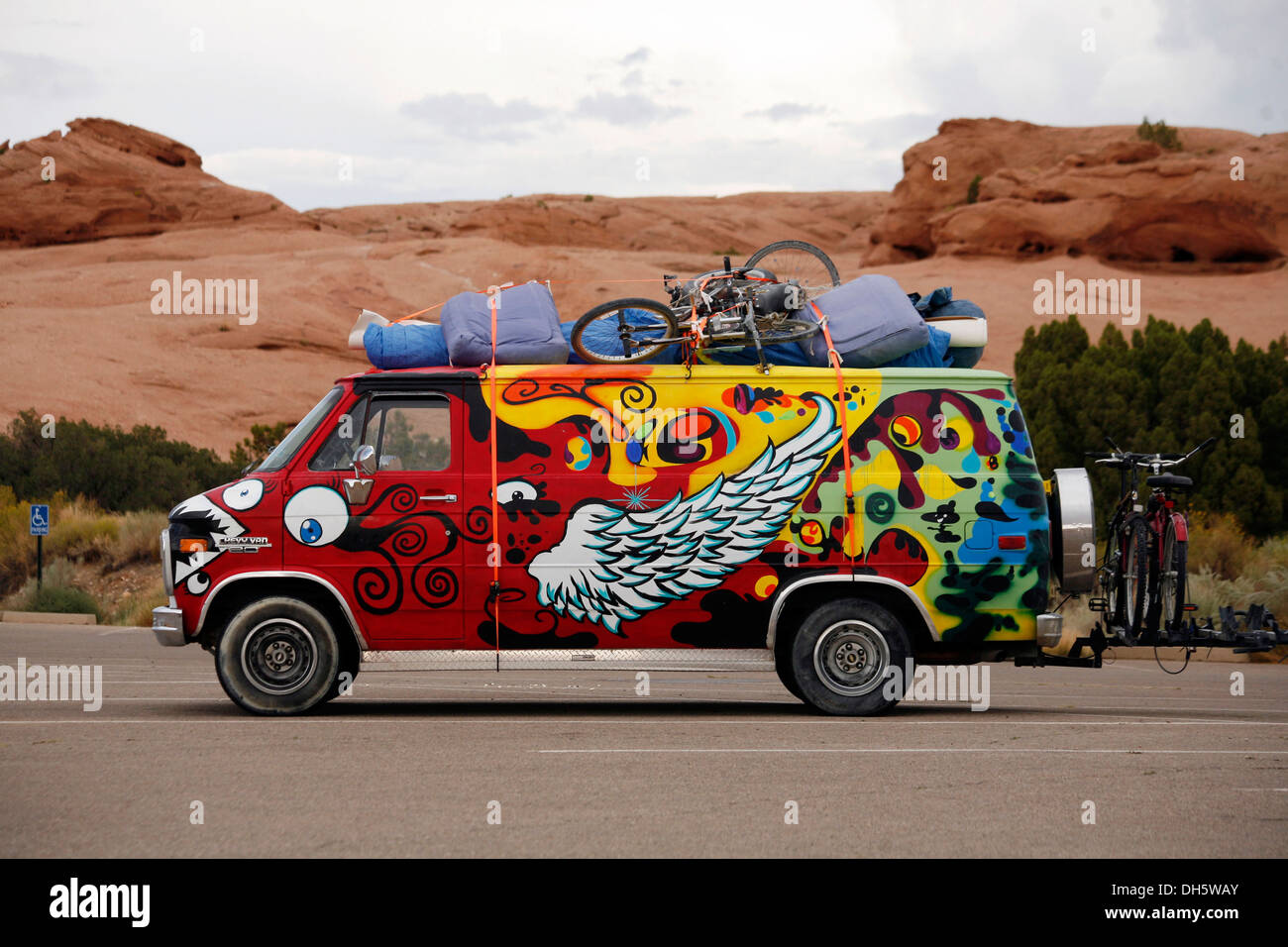 Bunt bemalt, voll gepackt Kleinbus vor einer felsigen Landschaft, Utah, USA Stockfoto
