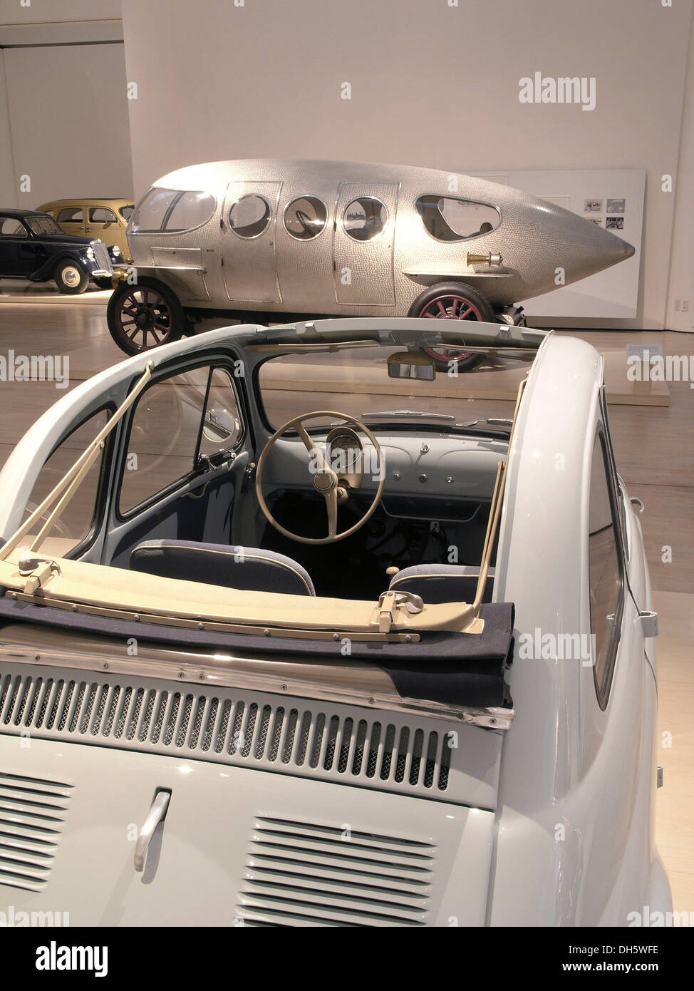 Fiat 500 vor ein Alfa 40, 60 HP Ricotti, Mitomacchina Ausstellung, Museum of Modern Art, MART, Rovereto, Italien, Europa Stockfoto