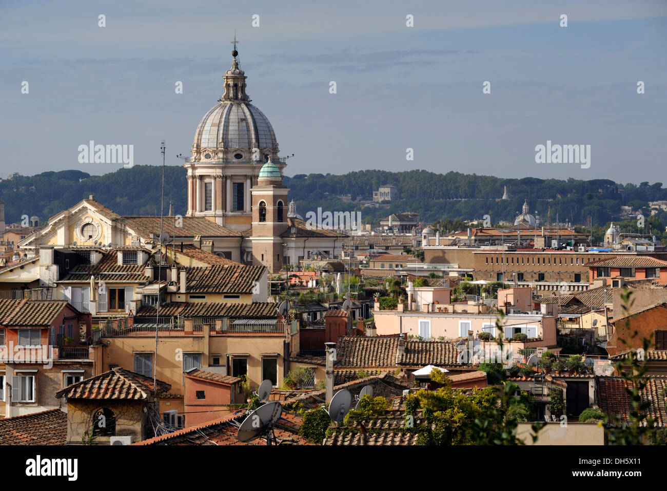 Italien, Rom, die Kuppel des Santi Ambrogio e Carlo al Corso und die Dächer Stockfoto