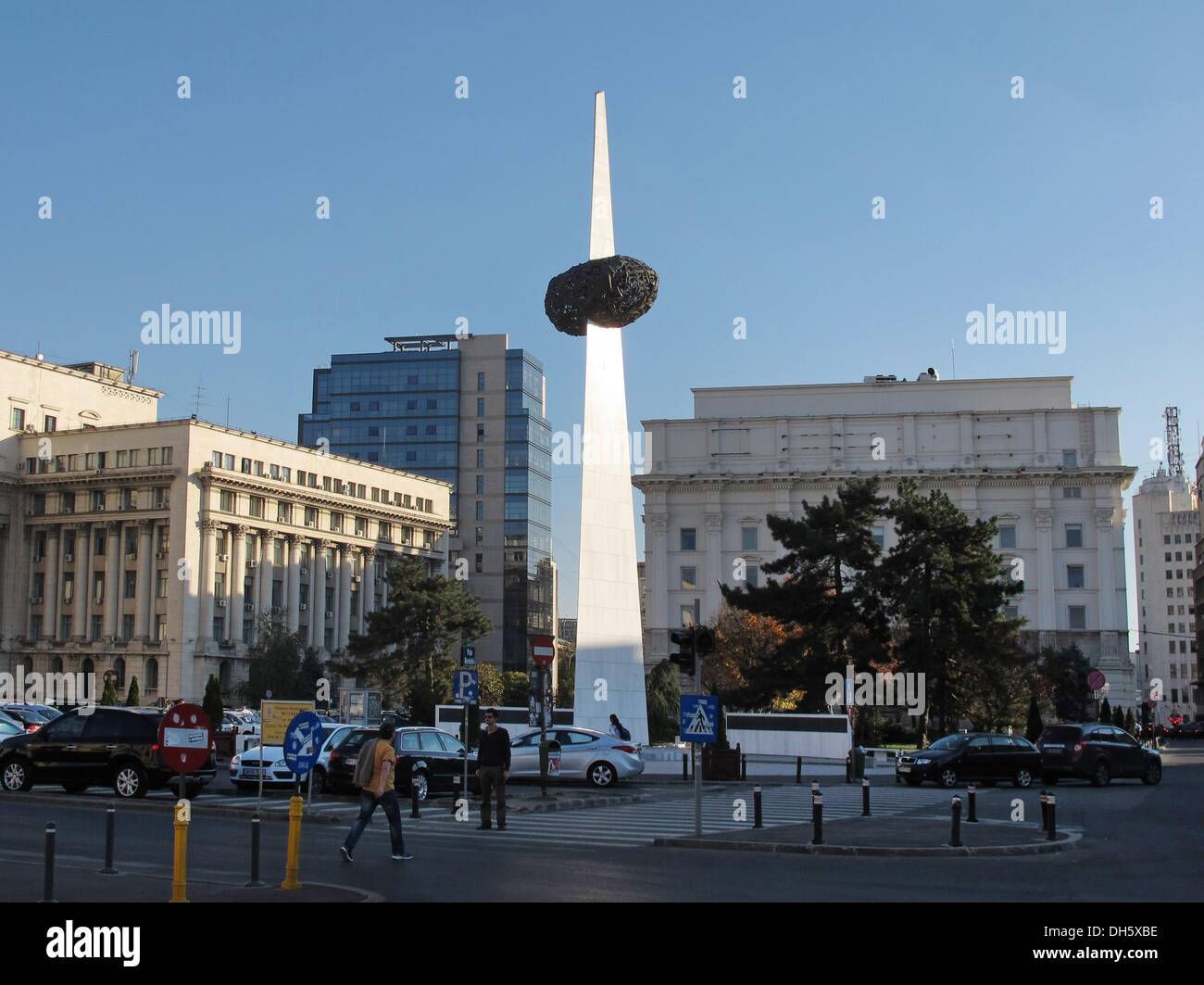 Das Denkmal der Wiedergeburt, eine Marmorsäule, die über 20 Meter hoch, steht im Zentrum von Bukarest, 23. Oktober 2013. Foto: Jens Kalaene Stockfoto