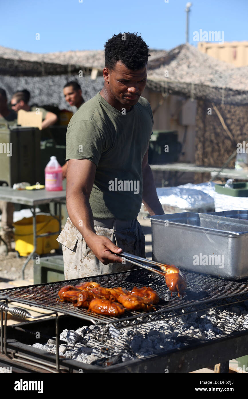 MARINE CORPS AIR STATION YUMA, Arizona – Lance Cpl. Justin Mays, Food-Service-Spezialist, 1. Bataillon, 7. Marineregiment und Stockfoto