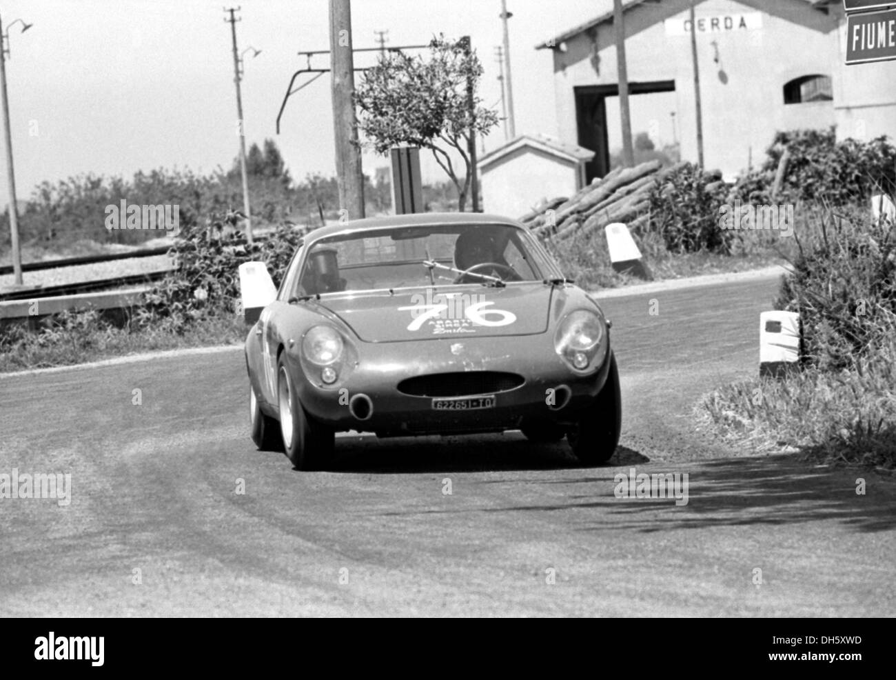 Hans Hermann Abarth-Simca 2000 an der Kreuzung Bivio Polizzi, Targa Florio auf Sizilien 26. April 1964. Stockfoto