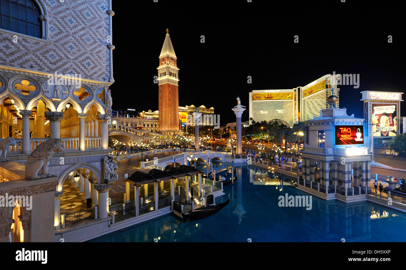 Nachtaufnahme, Canale Grande, Grand Canal, Glockenturm Campanile, Gondeln, Strip, 5-Sterne Luxushotel im Venetian Casino Stockfoto